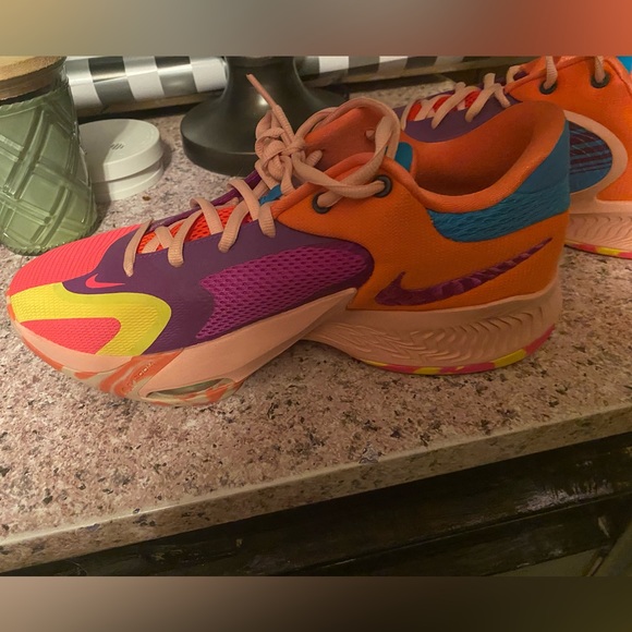 Nike Freak shoes. Size 9. Only worn inside twice. - Picture 3 of 7